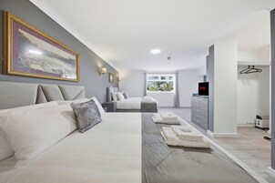 Deluxe Twin Room, Multiple Beds, Non Smoking, Bathtub | Bathroom | Towels