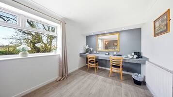 Tomannsrom – deluxe, flere senger, ikke-røyk, badekar | Skrivebord, strykejern/-brett, wi-fi (inkludert) og sengetøy