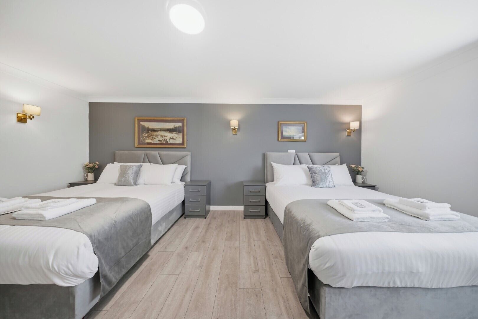 Tomannsrom – deluxe, flere senger, ikke-røyk, badekar | Skrivebord, strykejern/-brett, wi-fi (inkludert) og sengetøy