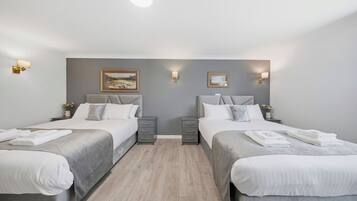 Tomannsrom – deluxe, flere senger, ikke-røyk, badekar | Skrivebord, strykejern/-brett, wi-fi (inkludert) og sengetøy