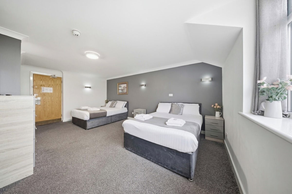Family Twin Room | Desk, iron/ironing board, free WiFi, bed sheets