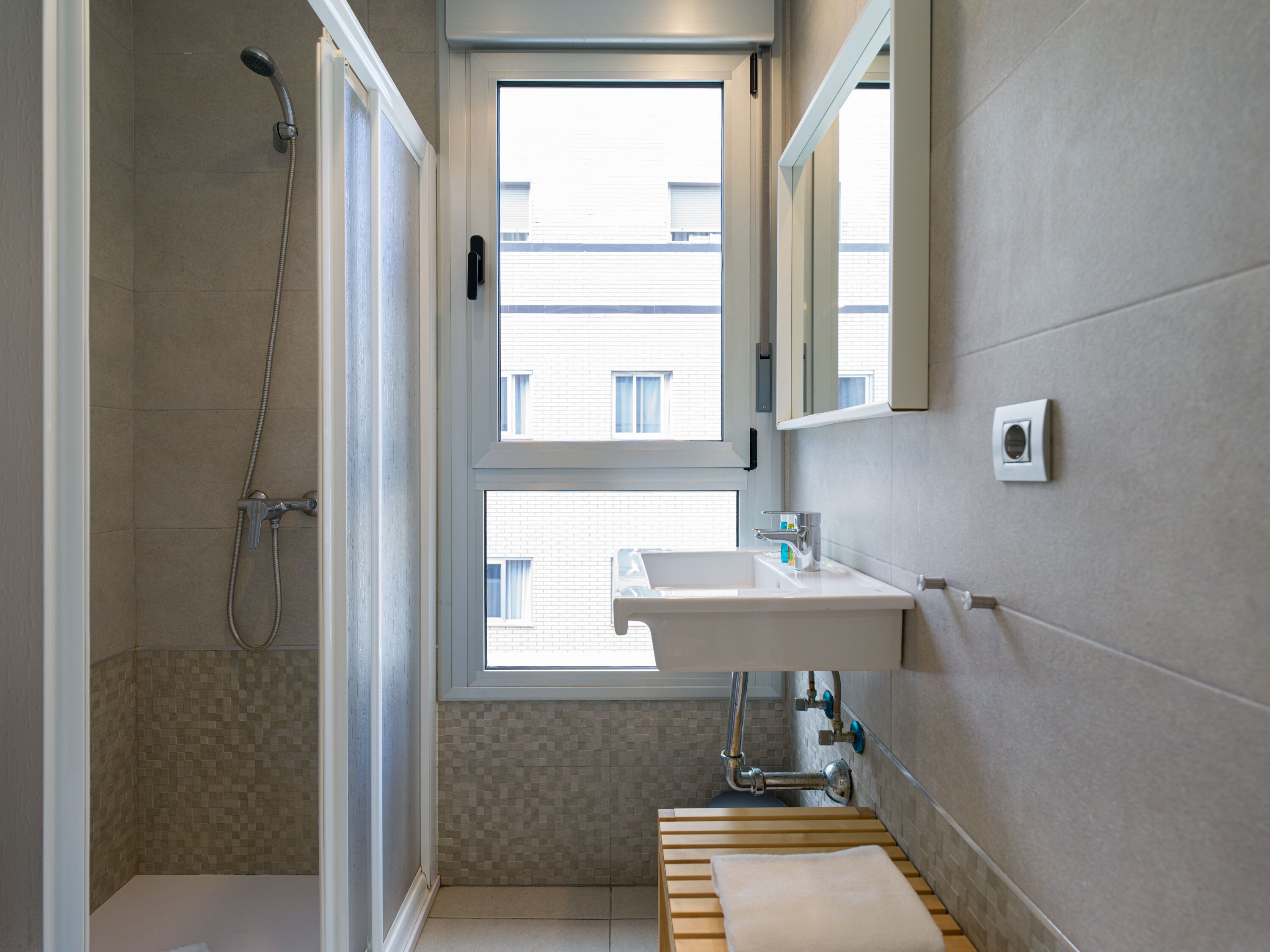 Standard-Apartment | Badezimmer | Dusche, Handtücher, Seife, Shampoo