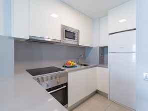 Duplex | Cuisine privée | Réfrigérateur grande capacité avec congélateur, four à micro-ondes