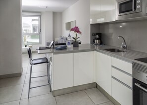 Paritalo | Yksityinen keittiö | Täysikokoinen jääkaappi, mikroaaltouuni, uuni, liesi