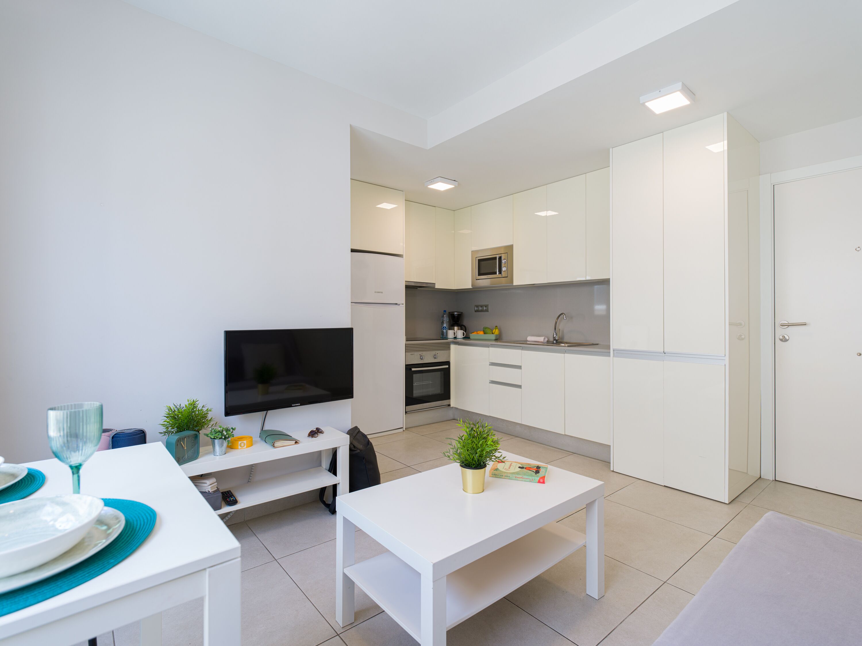 Een modern appartement met goede verlichting, voorzien van een keuken, eethoek en woonruimte.