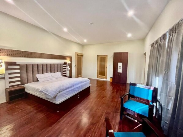 1 camera, una scrivania, tende oscuranti, insonorizzazione