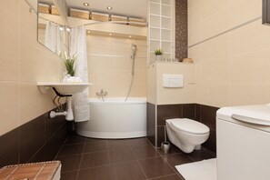 Appartement, 2 chambres, balcon | Salle de bain | Serviettes fournies, savon, shampoing, papier toilette