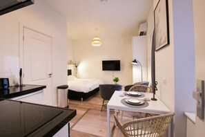 1 bedroom, bed sheets