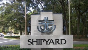Un letrero con el nombre 'SHIPYARD' y un logotipo estilizado.