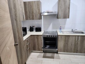 Private kitchen - Spacious Luxury 3bed Hse in Tema - Netflix, Wi-fi (Tema)