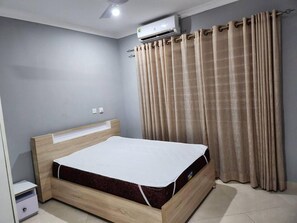 Talo | 3 makuuhuonetta, silitysrauta/-lauta, ilmainen Wi-Fi, vuodevaatteet