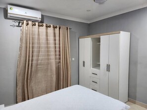 3 bedrooms, iron/ironing board, free WiFi, bed sheets - Spacious Luxury 3bed Hse in Tema - Netflix, Wi-fi (Tema)