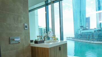 Studio, 1 King Bed | Bathroom