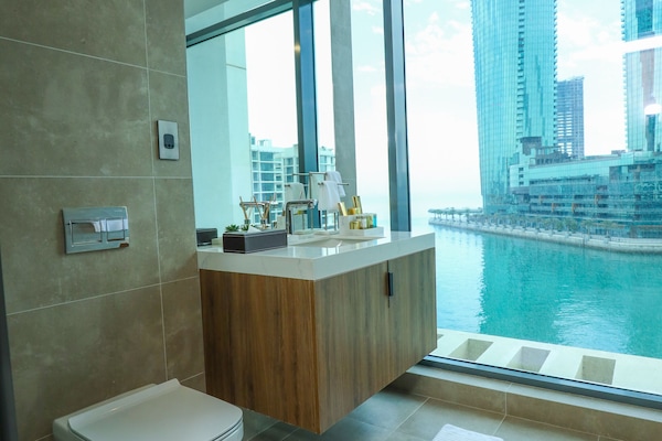 Studio, 1 King Bed | Bathroom | Free toiletries, hair dryer, bathrobes, slippers