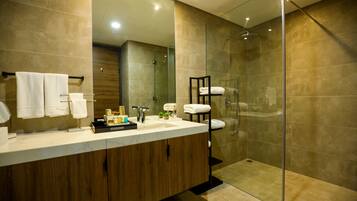 Habitación, 1 habitación, vista al mar | Baño | Amenidades de baño gratuitas, secadora de cabello, batas, pantuflas