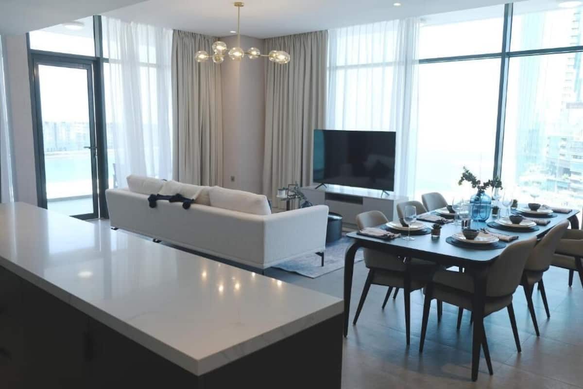 Apartamento, 2 habitaciones, vistas al mar | 3 dormitorios, minibar, caja fuerte y sistema de insonorización