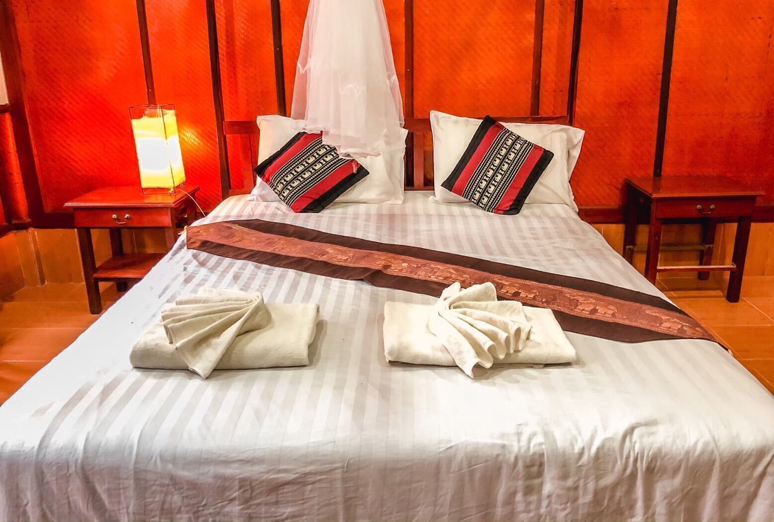 Desk, bed sheets
