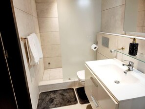 Appartement | Badkamer | Een douche, handdoeken