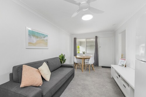 Coastal Chic Apartment Only Minutes to the Beach