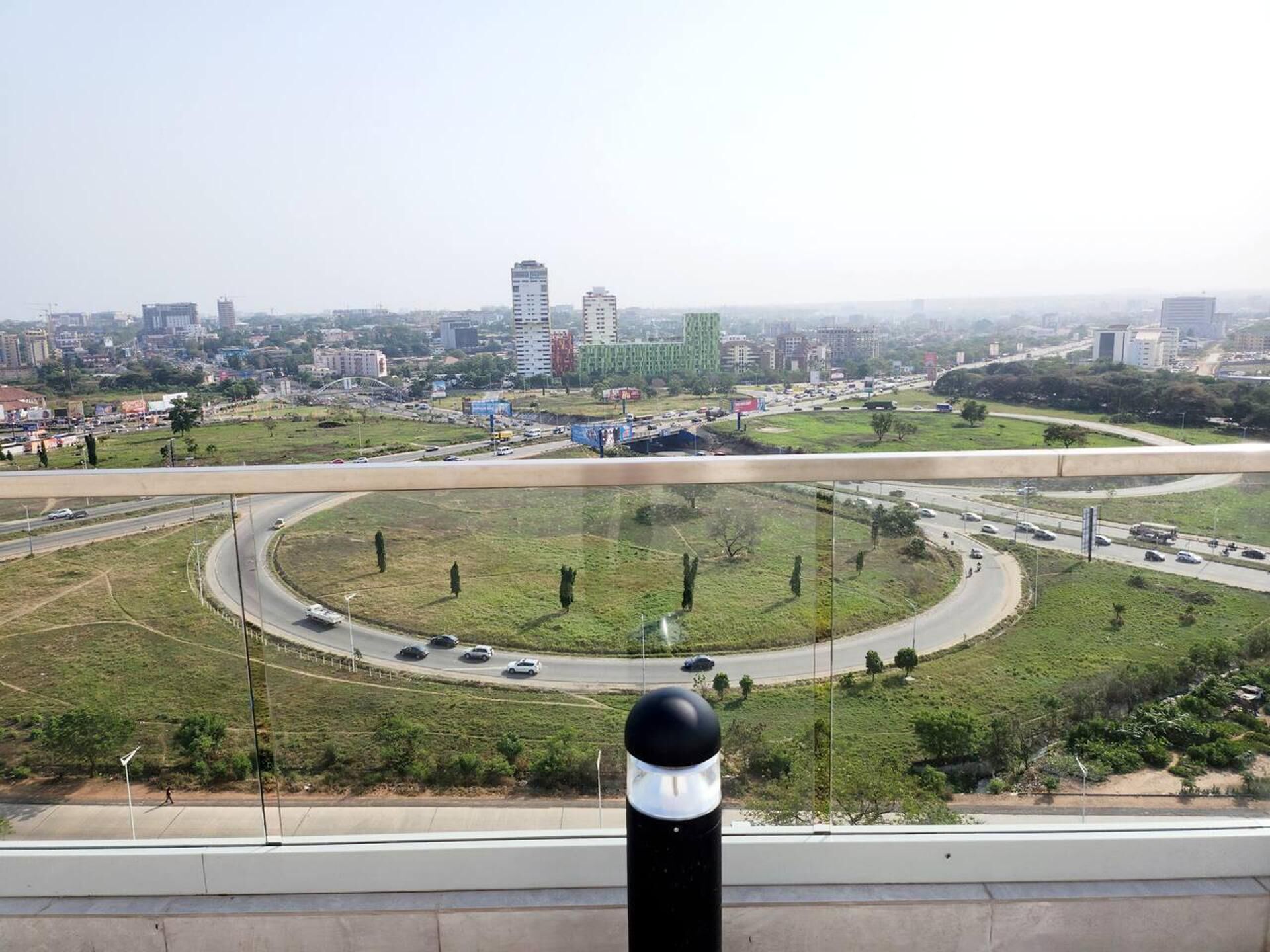Un paisaje urbano con una glorieta y vistas de edificios a lo lejos.