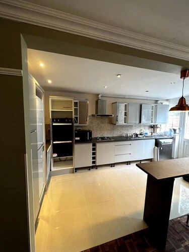 Cheerful 4- bedroom townhouse with spacious garden