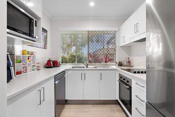 Jääkaappi, mikroaaltouuni, uuni, liesi