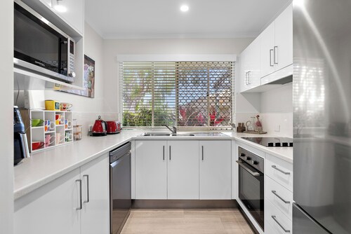 Unit 1 - Renovated 2 Bedroom Ground Level Villa