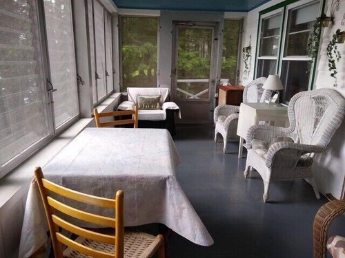 Summer Breeze on Lake Winnisquam.  Pet Friendly!