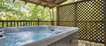 Gentle Breeze: The Evergreen: Romantic Secluded Getaway