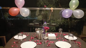 Deluxe Double Room | In-room dining