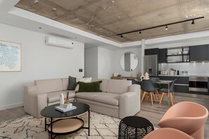 Departamento Confort | Área de sala de estar | Televisión de pantalla plana de 40 pulgadas con canales por cable 