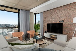 Departamento Confort | Área de sala de estar | Televisión de pantalla plana de 40 pulgadas con canales por cable 