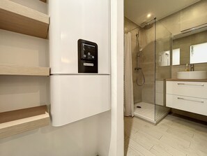 Dusche, Haartrockner, Handtücher