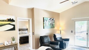 Ein Wohnzimmer mit einer Couch, einem Couchtisch, einer Lampe und einem Bild an der Wand.