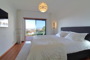 3 bedrooms, soundproofing, iron/ironing board, travel cot