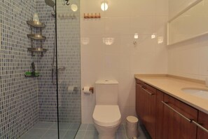 Dusche, Haartrockner, Bidet, Handtücher