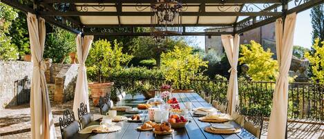 تناول الطعام بالخارج