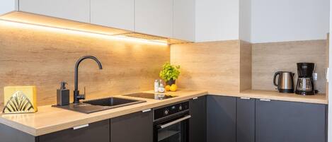 Fridge, oven, stovetop, dishwasher