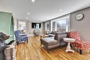 Smart TV, fireplace, table tennis