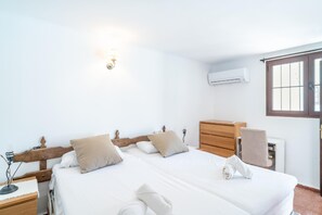 2 bedrooms, iron/ironing board, Internet