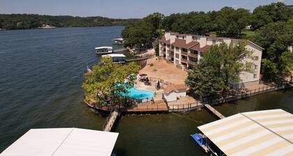 Lakefront Couple Retreat near Hot Spots and Dining