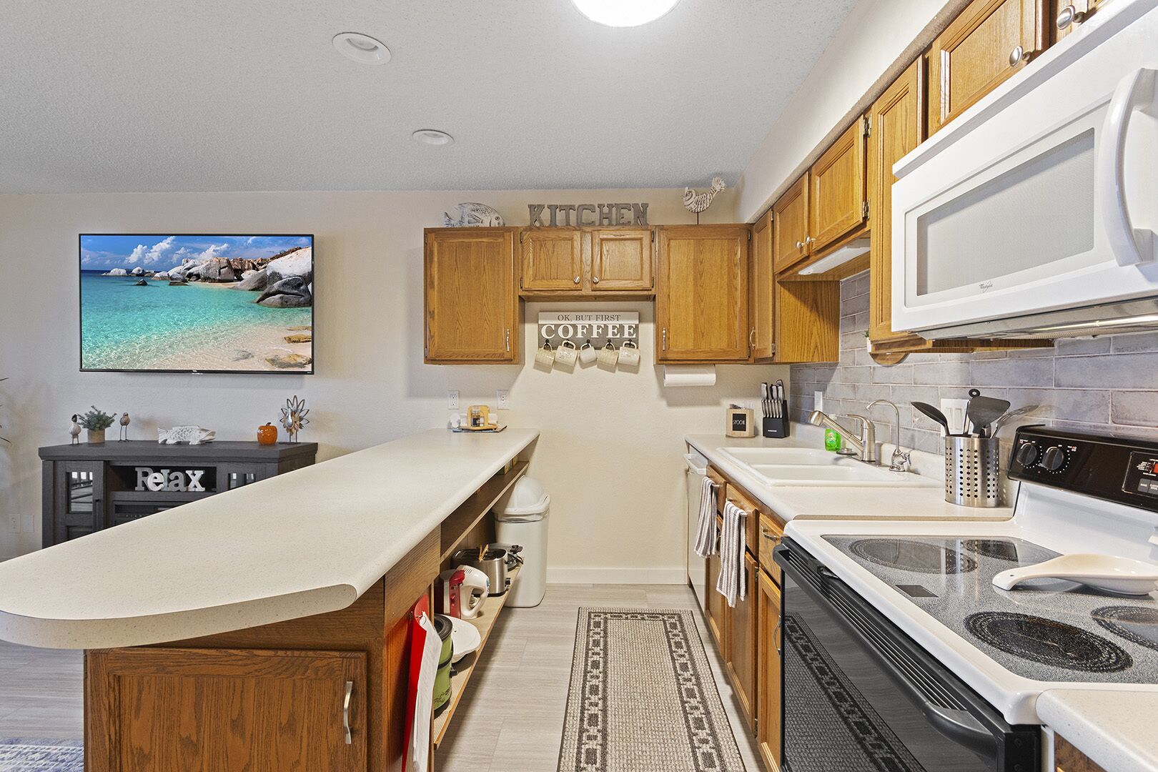 Lakefront Couple Retreat near Hot Spots and Dining