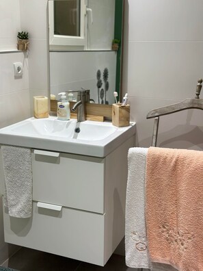 Secadora de cabello, toallas, papel de baño 