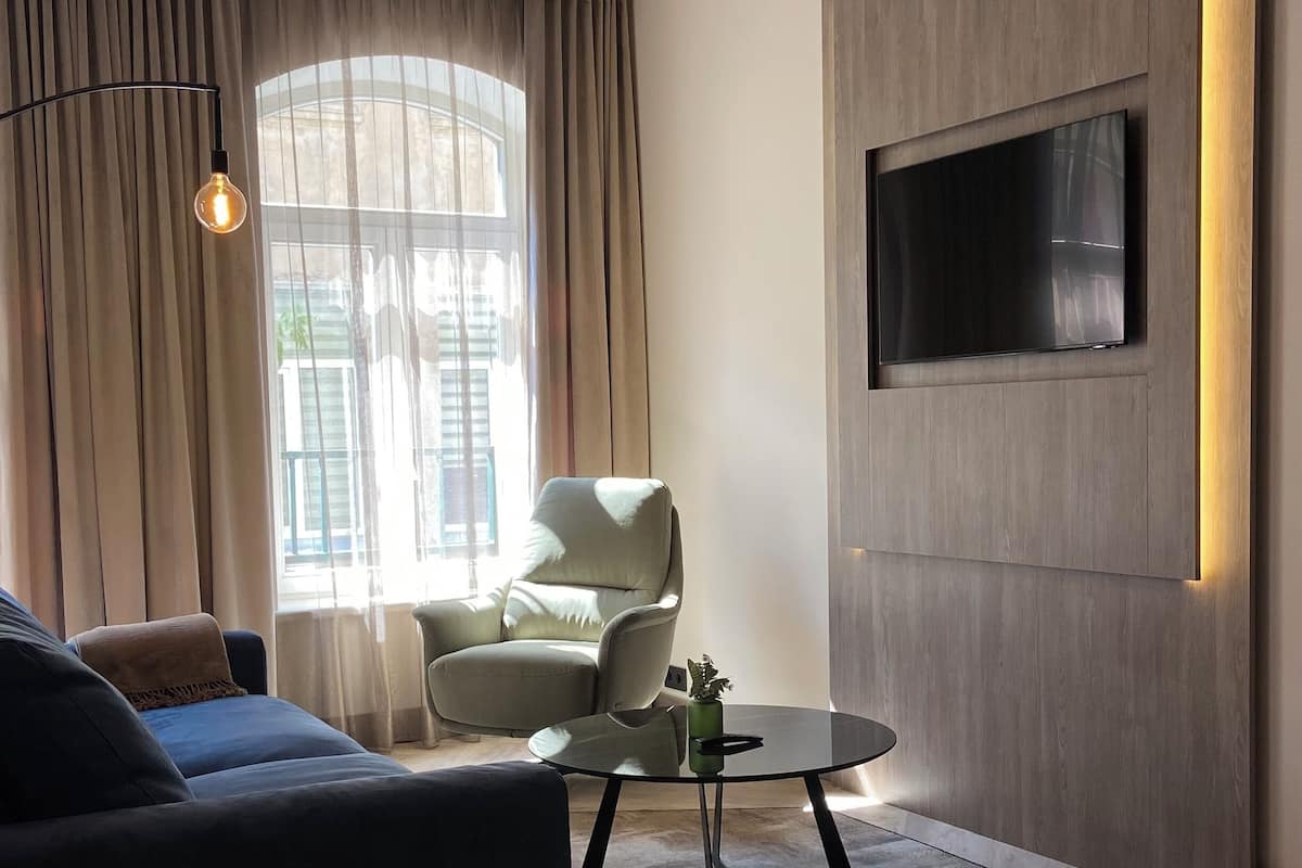 luxury apartment | 1 bedroom, in-room safe, desk, laptop workspace