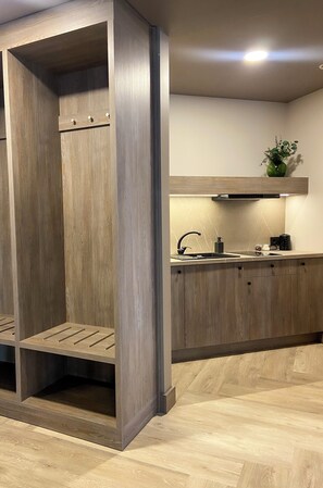 Luxe appartement | Een kluis op de kamer, een bureau, een laptopwerkplek