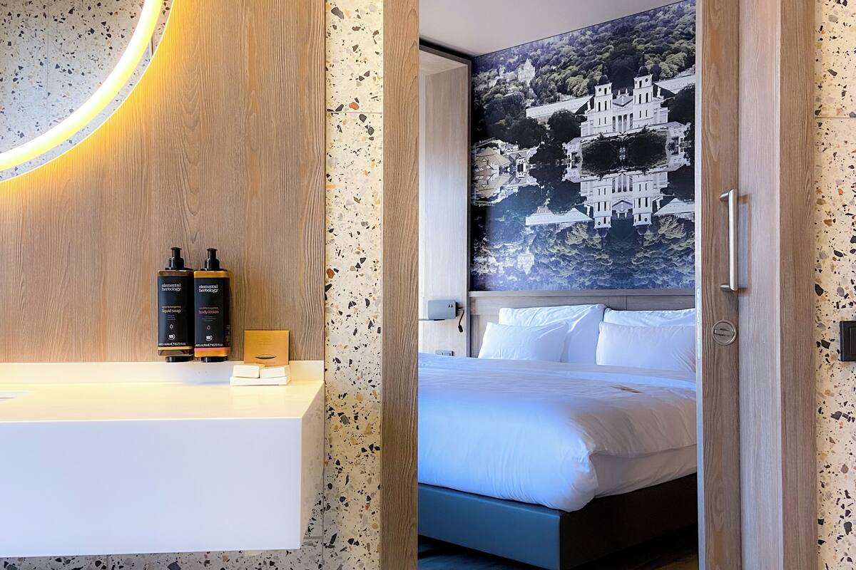 luxury apartment | 1 bedroom, in-room safe, desk, laptop workspace