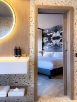 Luxury Apartment | In-room safe, desk, laptop workspace, blackout drapes