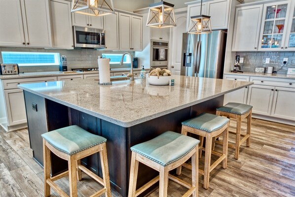 Refrigerador, microondas, horno, placa de cocina