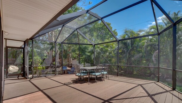 Dining - A Private Oasis Complex in Naples (Naples)