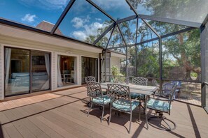 Outdoor dining - A Private Oasis Complex in Naples (Naples)